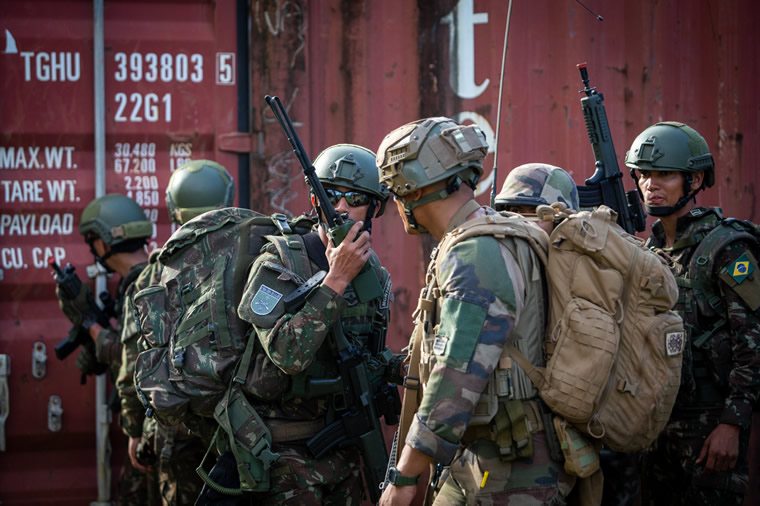 Brasil e França realizam exercícios militares na fronteira da