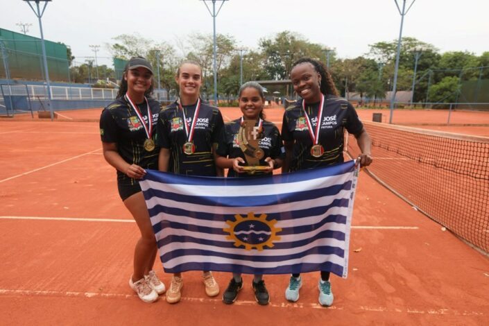 Primeiro jogo do time feminino de Tênis 