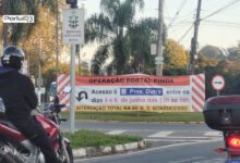 Faixa avisando sobre interdição na Avenida Nossa Senhora do Bom Sucesso, em Pindamonhangaba.