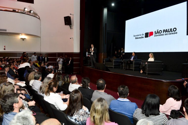 A ação vai beneficiar cerca de 1 milhão de alunos e integra uma nova etapa do programa Alfabetiza Juntos SP, que objetiva atingir a alfabetização de crianças aos sete anos de idade até 2026 em todo estado.