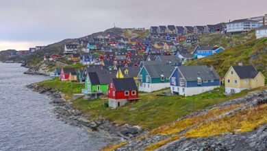 Casas costeiras coloridas em Nuuk Groenlândia sob céus cinza