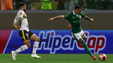 O jogador Thalys, da SE Palmeiras, disputa bola com o jogador do G Novorizontino, durante partida válida pela fase de grupos, do Campeonato Paulista, Série A1, na Arena Barueri.