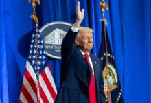 Presidente Donald Trump acenando