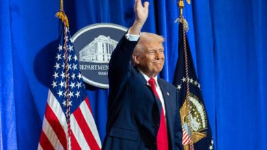 Presidente Donald Trump acenando