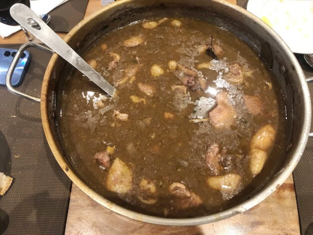 O arroz de frango de cabidela é um prato típico do Norte de Portugal, mas o Alentejo adoptou a a iguaria