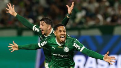 O jogador Vitor Roque, da SE Palmeiras, comemora seu gol contra a equipe do São Paulo FC, durante partida válida pela oitava rodada, do Campeonato Brasileiro, Série A, na Arena Barueri. (Foto: Cesar Greco/Palmeiras/by Canon)