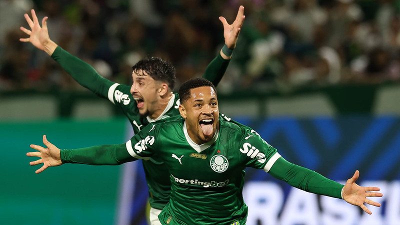 O jogador Vitor Roque, da SE Palmeiras, comemora seu gol contra a equipe do São Paulo FC, durante partida válida pela oitava rodada, do Campeonato Brasileiro, Série A, na Arena Barueri. (Foto: Cesar Greco/Palmeiras/by Canon)
