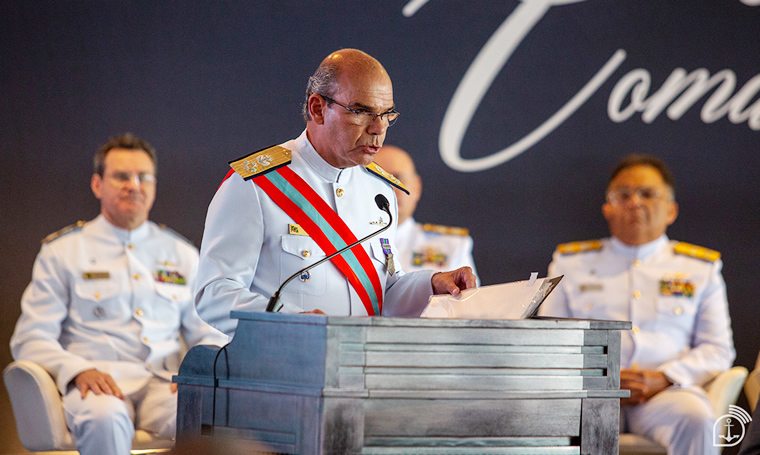 O almirante de esquadra Marcos Sampaio Olsen, atual comandante da Marinha do Brasil, assumirá interinamente o Ministério da Defesa entre os dias 12 e 18 de maio