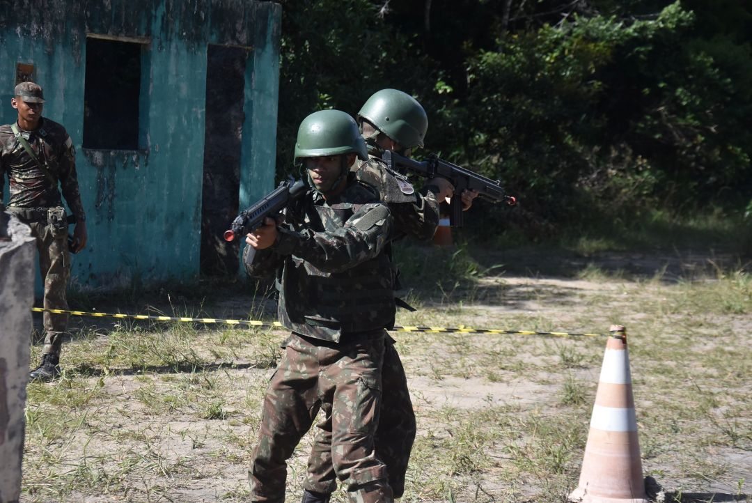 Miltiares do Exército durante treinamento.