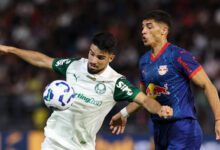 O jogador Flaco López, da SE Palmeiras, disputa bola com o jogador do Red Bull Bragantino, durante partida válida pela nona rodada, do Campeonato Brasileiro, Série A, no Estádio Cicero de Souza Marques. (Foto: Cesar Greco/Palmeiras/by Canon)