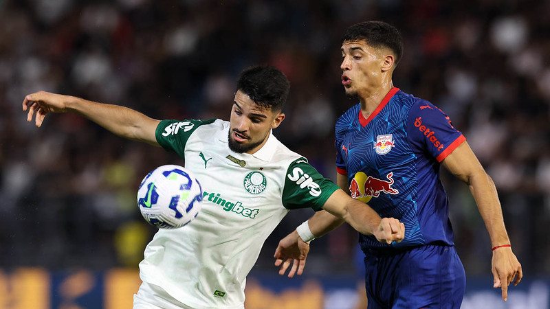O jogador Flaco López, da SE Palmeiras, disputa bola com o jogador do Red Bull Bragantino, durante partida válida pela nona rodada, do Campeonato Brasileiro, Série A, no Estádio Cicero de Souza Marques. (Foto: Cesar Greco/Palmeiras/by Canon)