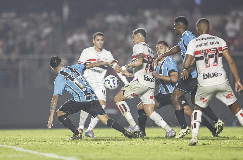 Lance da partida entre São Paulo e Grêmio