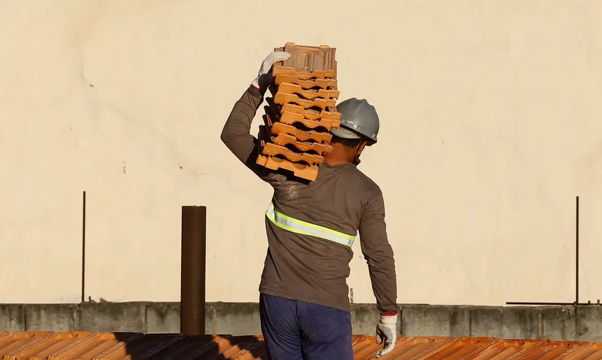 Em 2023, média de rendimento era de 2,1 salários mínimos
