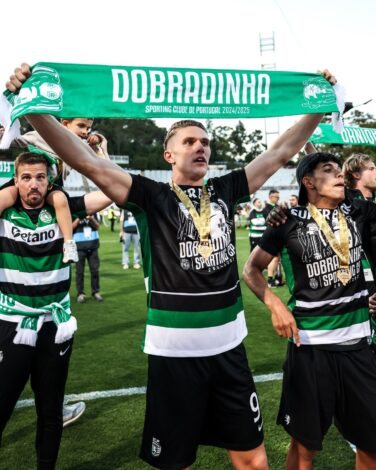 Viktor Gyokeres com o cachecol e a camisola da dobradinha, adereços previamente preparados para a festa (Foto Sporting CP)