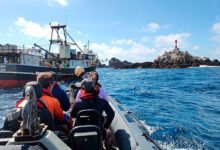 Pesquisadores desenvolvem estudos científicos na Ilha de São Pedro e São Paulo, arquipélago estratégico para a soberania brasileira no Atlântico, contribuindo para o avanço do conhecimento sobre biodiversidade, clima, geologia e recursos marinhos. (Foto: Marinha do Brasil)