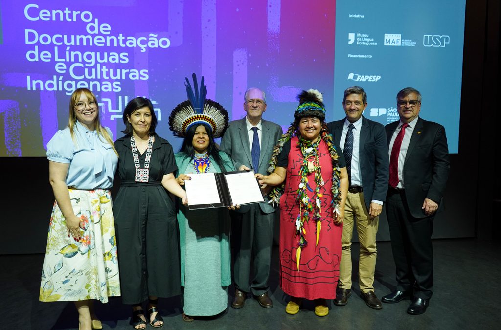 Marília Marton, secretária da Cultura, Economia e Indústria Criativas do Estado de São Paulo; Renata Motta, diretora executiva do Museu da Língua Portuguesa; Sonia Guajajara, ministra dos Povos Indígenas; Marco Antonio Zago, presidente da FAPESP; Altaci Kokama, professora e representante dos povos indígenas da América Latina e Caribe no Grupo de Trabalho Mundial na Década das Línguas Indígenas, organizado pela Unesco; Eduardo Góes Neves, diretor do MAE-USP; e Carlos Gilberto Carlotti Júnior, reitor da USP (foto: Daniel Antônio/Agência FAPESP)