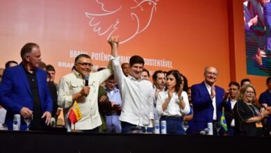 O prefeito do Recife, João Campos, foi aclamado presidente nacional do PSB neste domingo (1), durante o encerramento do XVI Congresso Nacional, em Brasília