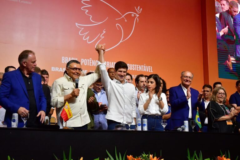 O prefeito do Recife, João Campos, foi aclamado presidente nacional do PSB neste domingo (1), durante o encerramento do XVI Congresso Nacional, em Brasília