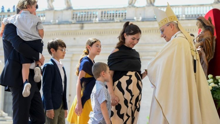 Papa Leão com um casal e seus filhos, durante a Missa do Jubileu das Famílias, das Crianças, dos Avós e dos Idosos