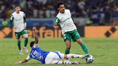 O jogador Lucas Evangelista, da SE Palmeiras, disputa bola com o jogador do Cruzeiro EC, durante partida válida pela décima primeira rodada, do Campeonato Brasileiro, Série A, no Estádio Mineirão.