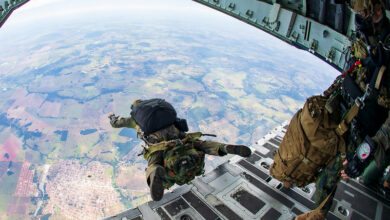 Paraquedista iniciando o salto.