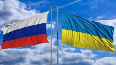 Bandeiras da Rússia e da Ucrânia.