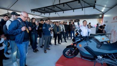 A Yadea, marca líder mundial em veículos elétricos de duas rodas, foi um dos destaques do Festival Interlagos 2025 com as estreias da motocicleta de alta performance Keeness e da scooter urbana inteligente Owin — ambas desenvolvidas para atender às necessidades dos consumidores brasileiros. (Foto: Divulgação/Yadea)