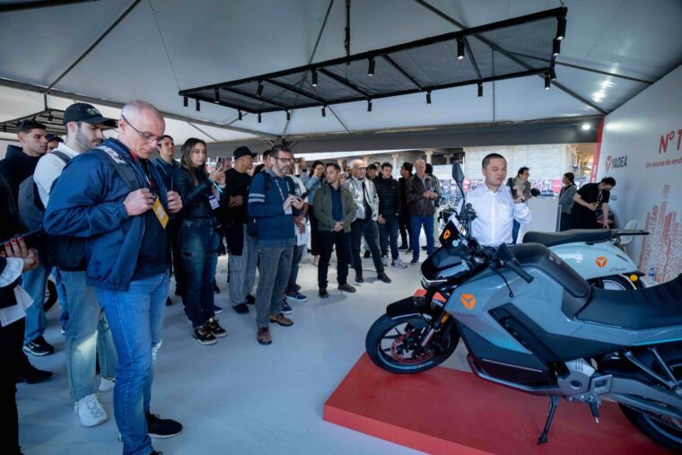 A Yadea, marca líder mundial em veículos elétricos de duas rodas, foi um dos destaques do Festival Interlagos 2025 com as estreias da motocicleta de alta performance Keeness e da scooter urbana inteligente Owin — ambas desenvolvidas para atender às necessidades dos consumidores brasileiros. (Foto: Divulgação/Yadea)