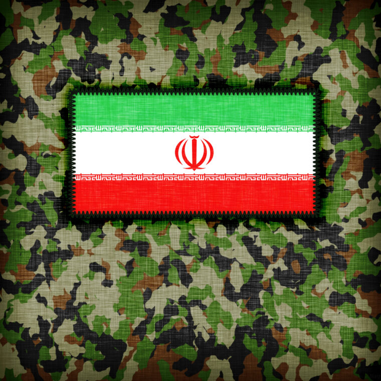Bandeira no uniforme iraniano.