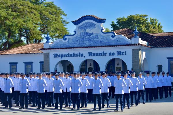 A Cerimônia Militar ocorreu nas instalações da EEAR, em Guaratinguetá (SP), e foi presidida pelo Comandante Interino da Aeronáutica e Comandante-Geral do Pessoal, Tenente-Brigadeiro do Ar Ricardo Reis Tavares