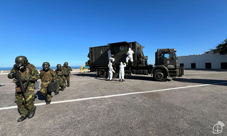 Simulação de defesa reúne as Forças Armadas e o Corpo de Bombeiros em demonstração de resposta rápida a ações não convencionais, como as químicas ou biológicas.