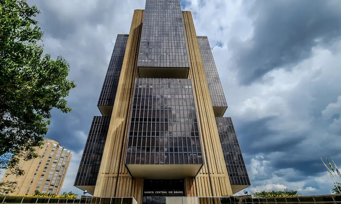 Cheque especial e consignados reduzem percentuais cobrados, diz BC