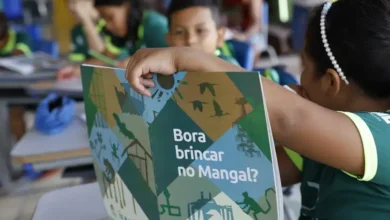 Bragança (PA), 13/06/2025 – Crianças da Vila dos Pescadores de Ajuruteua participam da Alfamangue, atividade de alfabetização baseada na temática do manguezal do Projeto Mangues da Amazônia, na área da Reserva Extrativista Marinha de Caeté-Taperaçu. Foto: Fernando Frazão/Agência Brasil