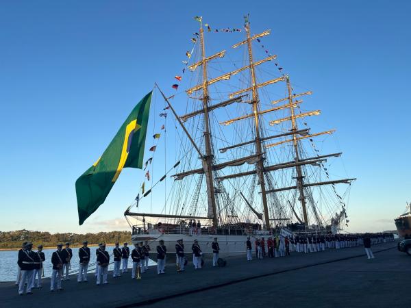 a Medalha é destinada a condecorar militares da Marinha e, de forma excepcional, instituições civis e corporações militares, nacionais ou estrangeiras, que tenham prestado relevantes serviços à Marinha do Brasil
