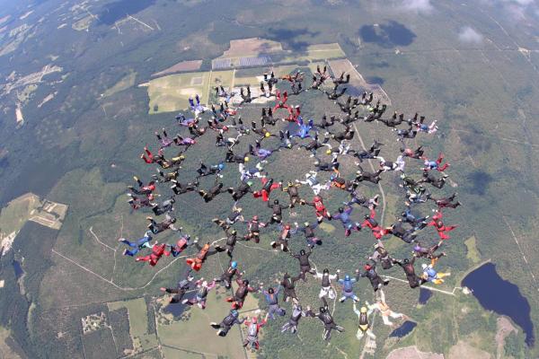 Militares da FAB participam de quebra de recorde sul-americano em paraquedismo