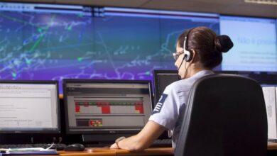 No Salão Operacional do CGNA, militares da FAB trabalham 24 horas por dia acompanhando a movimentação das aeronaves