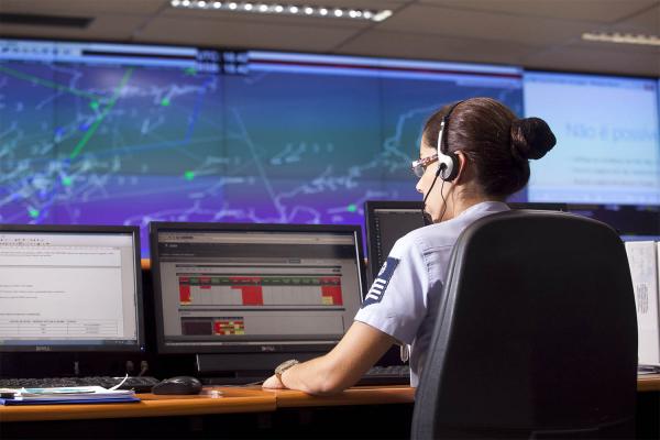 No Salão Operacional do CGNA, militares da FAB trabalham 24 horas por dia acompanhando a movimentação das aeronaves