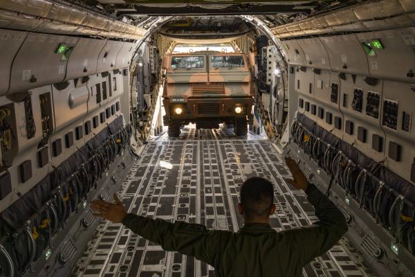  FAB realiza transporte do sistema ASTROS II no KC-390 Millennium