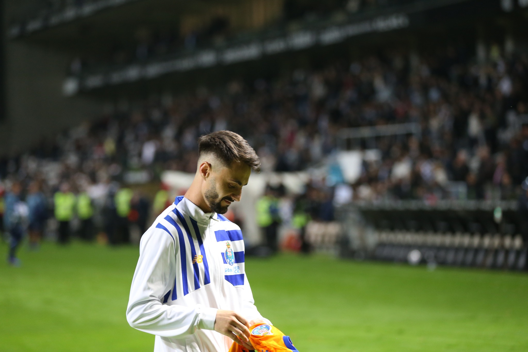 Dragões comunicaram que o médio-ala Fábio Vieira regressa ao Arsenal