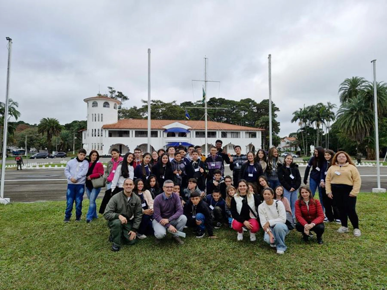 A escola Ernani Barros Morgado – Vila II promoveu com as turmas dos 8° e 9° anos o Programa Escolar de Sustentabilidade, que proporcionou que os estudantes visitassem os aeroportos de São José dos Campos e Guarulhos.