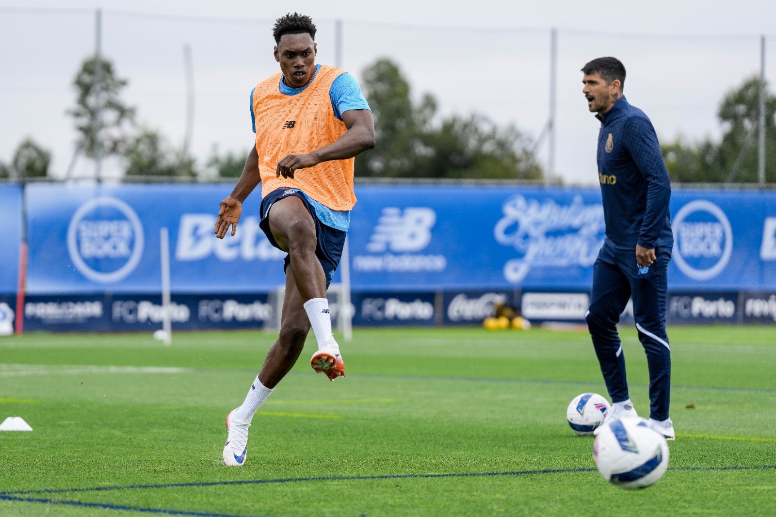 Samu, de 21 anos, foi a mais cara contratação do futebol português. O técnico-adjunto Lucho González segue de perto as ações do atacante Foto FC Porto