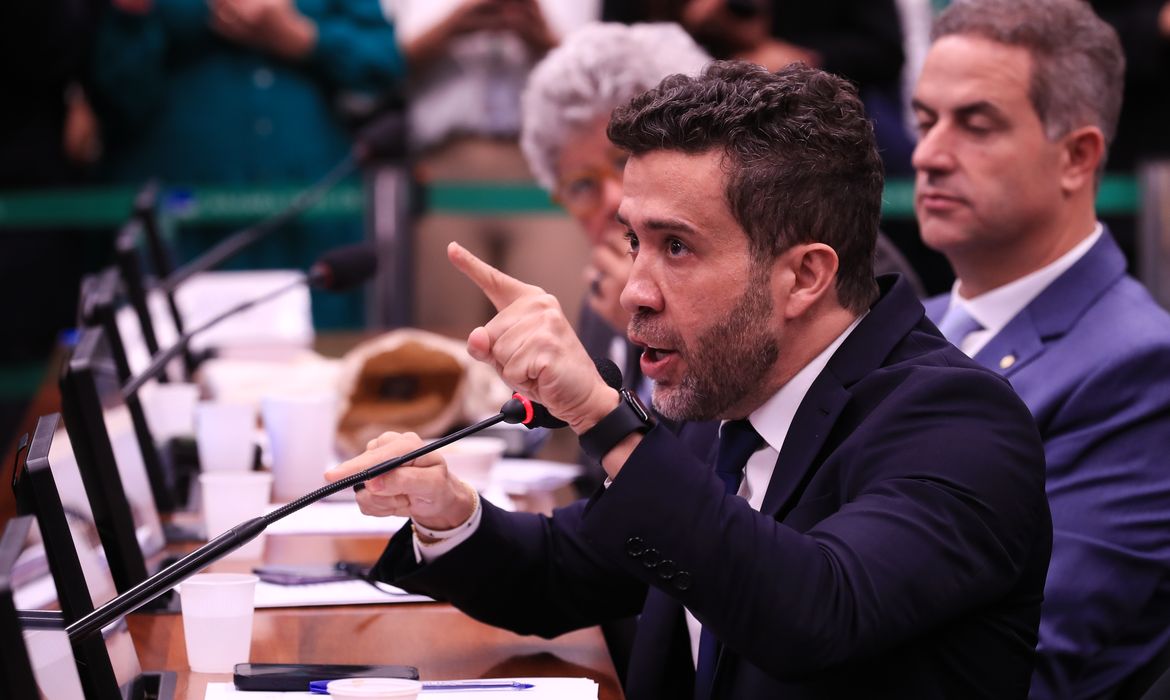 Relator diz que deputado foi homofóbico ao xingar a Nikolas Ferreira