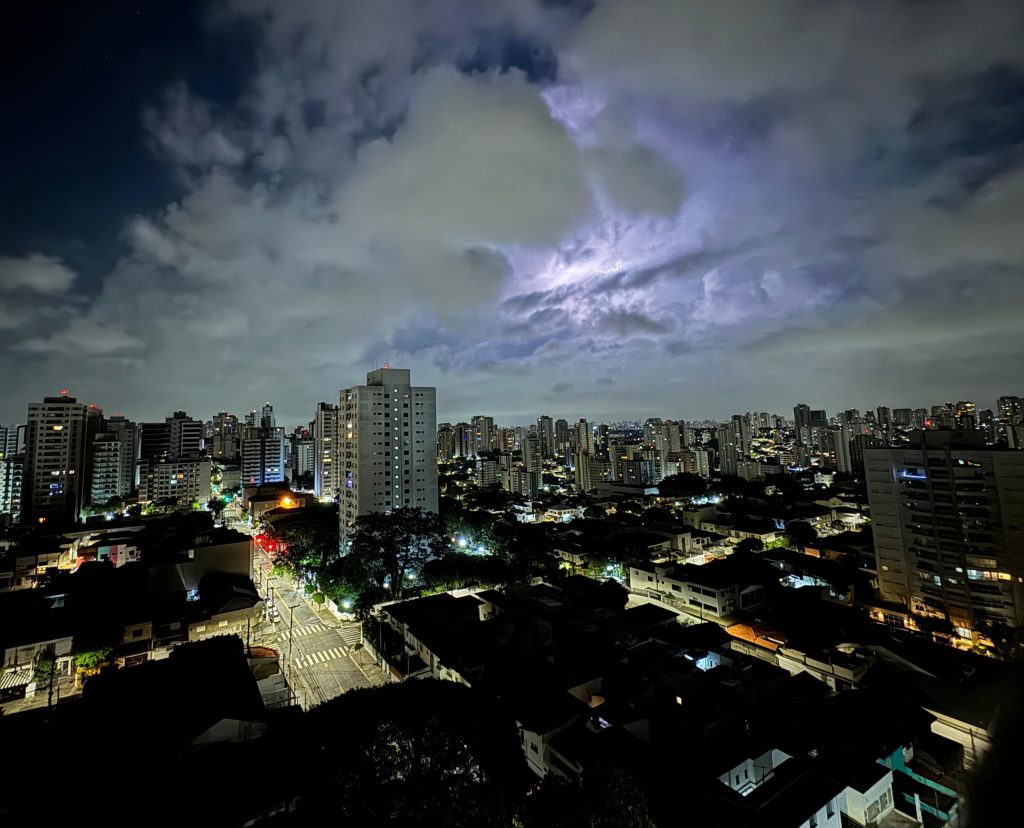 A Defesa Civil municipal da capital mantém alerta de risco à saúde por conta das baixas temperaturas.