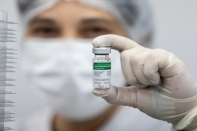 Frasco da vacina Influenza produzida no Instituto Butantan.