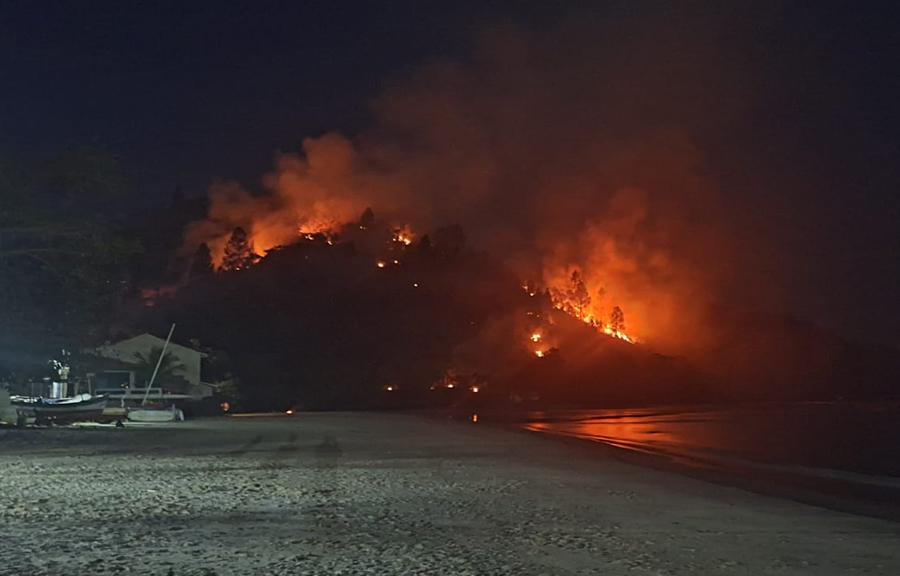 Três viaturas foram mobilizadas para o local, incluindo uma equipe de apoio vinda do Corpo de Bombeiros de Caraguatatuba
