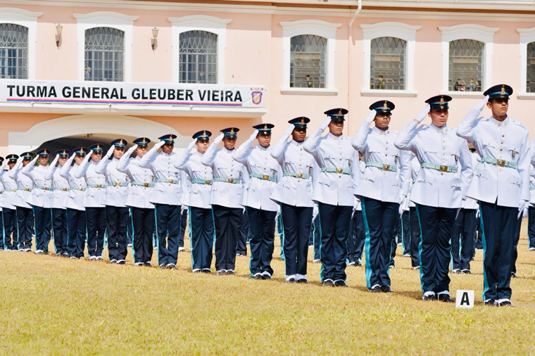 Em cerimônia solene, com plena consciência de suas responsabilidades e atribuições militares, os alunos assumiram o compromisso de defender a Pátria, com o sacrifício da própria vida, se preciso for.