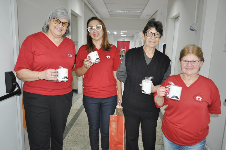 Voluntárias do Bem-Querer enquanto percorrem os corredores do HR