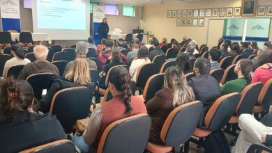 O objetivo do encontro foi alinhar procedimentos e estabelecer um fluxo de atendimento mais eficiente entre os profissionais da saúde básica e os especialistas, visando agilizar o acesso dos pacientes aos serviços especializados.