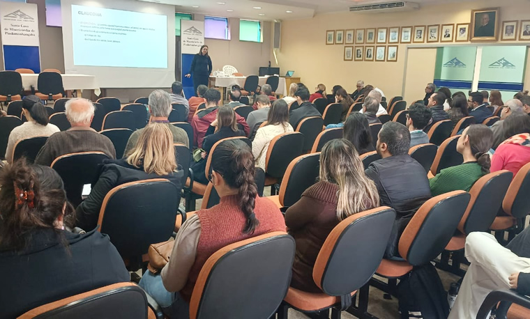 O objetivo do encontro foi alinhar procedimentos e estabelecer um fluxo de atendimento mais eficiente entre os profissionais da saúde básica e os especialistas, visando agilizar o acesso dos pacientes aos serviços especializados.