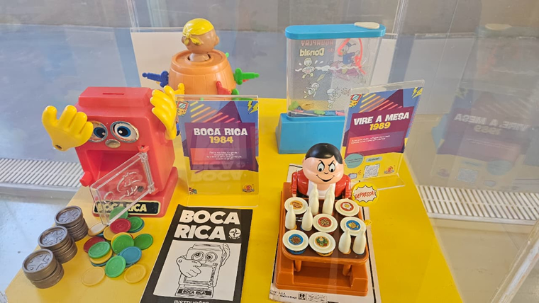 Cada item exposto carrega uma história, despertando memórias afetivas e conectando infância e presente, crianças e adultos. 